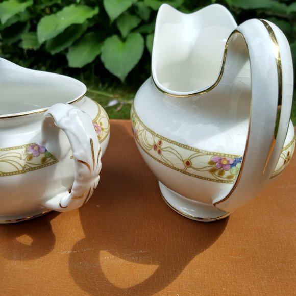 Antique Johnson Bros. England Gravy Boat and Creamer, Floral pattern - Picture 3 of 6